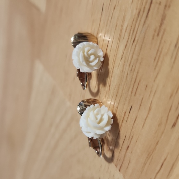 Delicate Vintage 3D Carved Rose Clip On Earrings - Picture 3 of 6